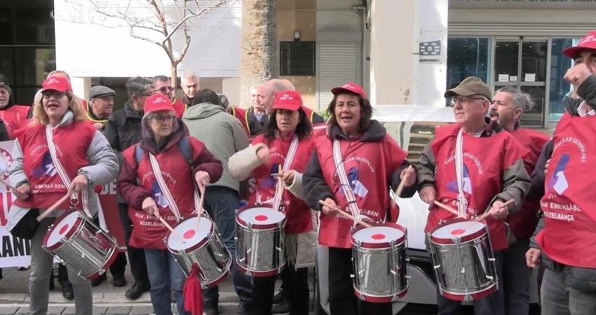 İzmir’de emekliler maaş zamlarını protesto etti TÜİK’in aralık ayı enflasyon verilerini açıklamasının ardından emeklilerin 2026 Ocak