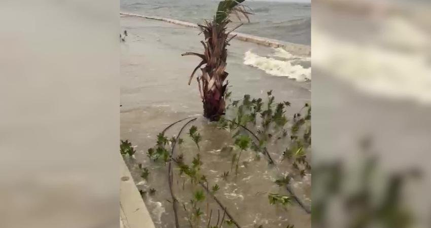 İzmir’de “fırtına duvarı” Kordon’da taşkını önledi İzmir Büyükşehir Belediyesi tarafından Kordon’da inşa edilen geçici fırtına duvarı,
