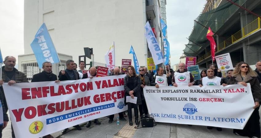 KESK İzmir Şubeler Platformu üyeleri, Türkiye İstatistik Kurumu'nu (TÜİK) İzmir