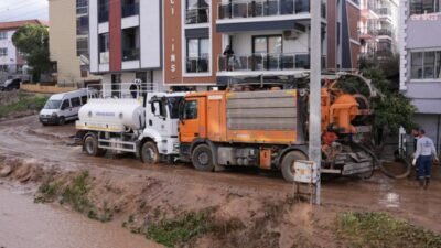 İzmir’de etkili olan sağanak yağışın ardından Kemalpaşa Ulucak’ta dört araç