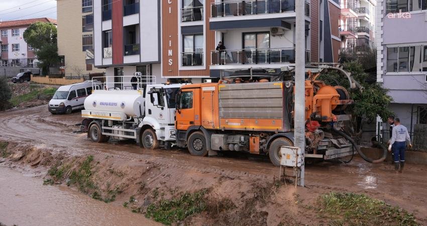İzmir’de menfeze giren aracın çıkarılmasına çalışılıyor İzmir’de etkili olan sağanak yağışın ardından Kemalpaşa Ulucak’ta dört araç