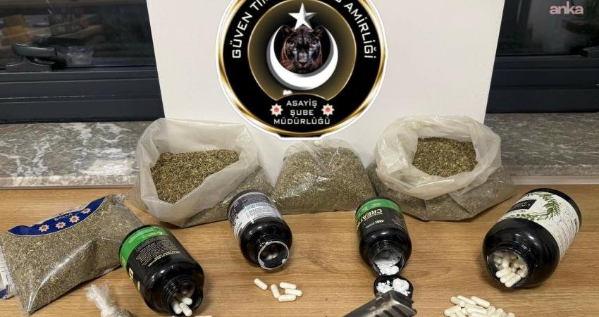 İzmir’de polisin geçen haftaki çalışmalarında çok sayıda silah ve uyuşturucu madde ele geçirildi, aranan 182 kişi yakalandı İzmir'de geçen hafta yürütülen asayiş ve narkotik çalışmalarında çok sayıda