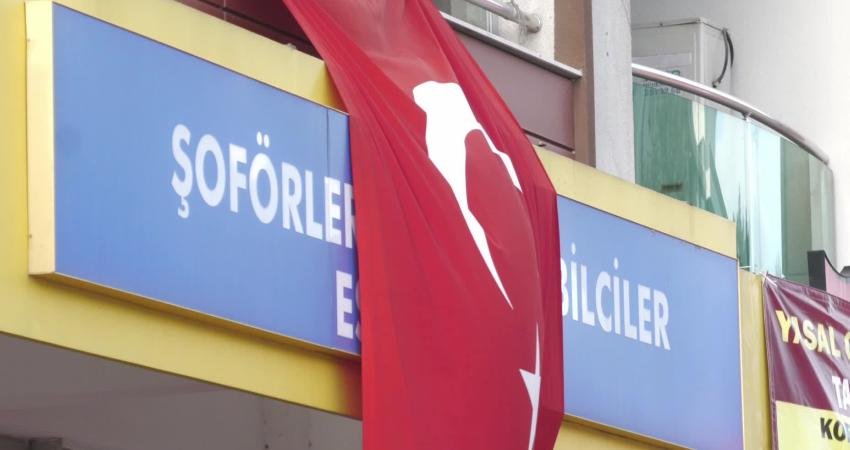 İzmir’de taksiciler Türk bayraklarıyla iş başı yaptı… İzmir Şoförler ve Otomobiller Esnaf Odası Başkanı Özkan: Al bayrağımız gönderden inmeyecek Suriye’nin Kamışlı bölgesinde Türk bayrağına yönelik provokasyona İzmir’den tepki geldi.