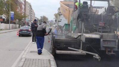 İzmir Büyükşehir Belediyesi, yeni yıla kent genelinde başlattığı asfalt seferberliğiyle