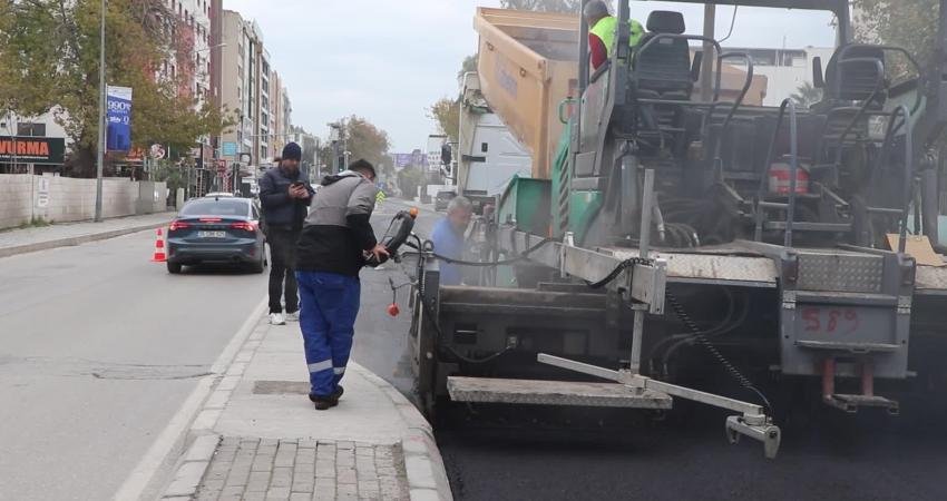 İzmir Büyükşehir Belediyesi, yeni yıla kent genelinde başlattığı asfalt seferberliğiyle