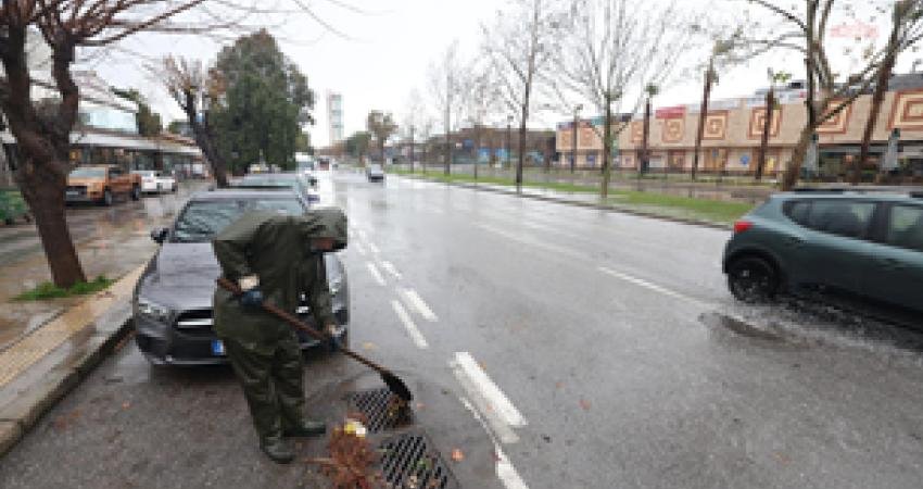 İzmir’de gece saatlerinden itibaren etkili olan yağış, sabah saatleri boyunca