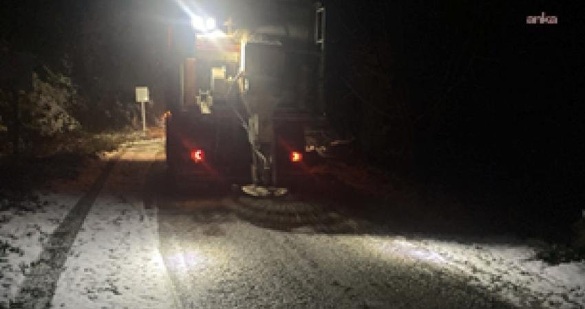 İzmir’in yüksek kesimlerinde oluşan kar yağışı ve buzlanmaya karşı gece