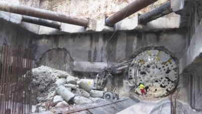 Ekonomik krize rağmen İzmir’de yatırımları aksatmayan İzmir Büyükşehir Belediyesi, ulaşımı