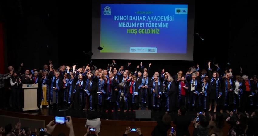 Kadıköy Belediyesi'nin 65 yaş üstü bireylerin dijital okuryazarlık, sağlıklı beslenme,