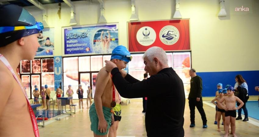 Kahramankazan’da düzenlenen Okul Sporları Yüzme Müsabakaları, genç sporcuların heyecan dolu