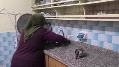 Osmaniye'de karalahana tarlasında çalışan kanser hastası tarım işçisi Meryem Topal,