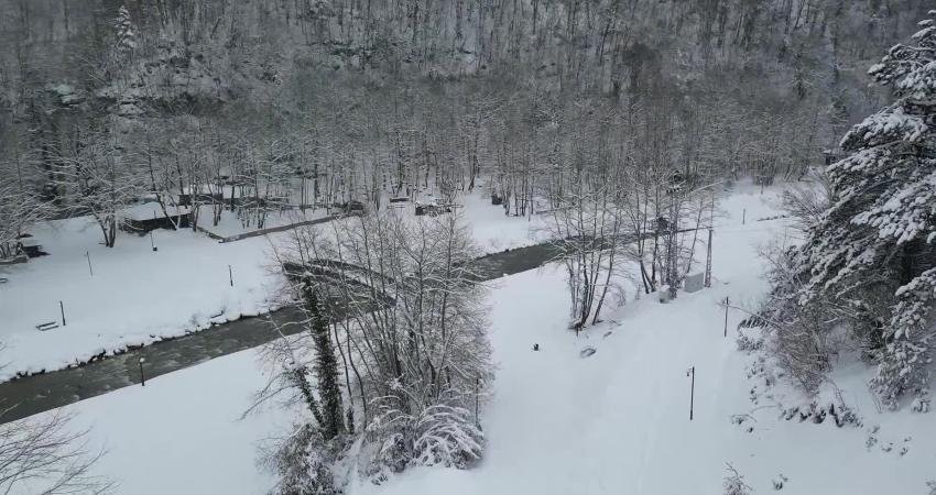Sinop’un Erfelek ilçesinde, iki ormanın birleştiği derin bir vadide yer
