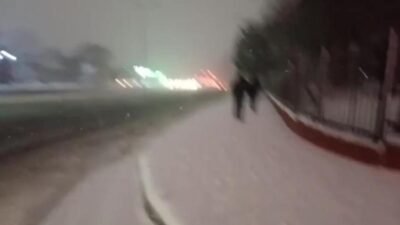 Sabaha karşı etkisini artıran kar yağışı İstanbul'da aralıklarla etkili oluyor.