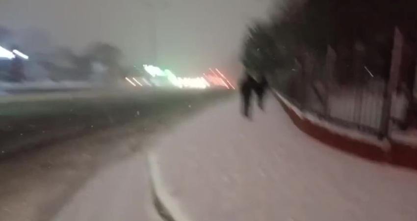 Sabaha karşı etkisini artıran kar yağışı İstanbul'da aralıklarla etkili oluyor.