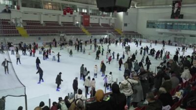 İzmir’de öğrenciler yarıyıl tatilini buz pistinde geçirdi. Büyükşehir Belediyesi’nin ücretsiz