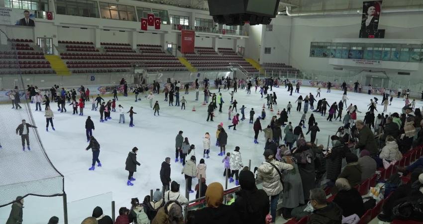 Karne sevinci buz pistinde yaşandı İzmir’de öğrenciler yarıyıl tatilini buz pistinde geçirdi. Büyükşehir Belediyesi’nin ücretsiz