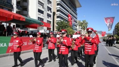 Karşıyaka Belediye Bandosu, mini açık hava konserleriyle yeni yılda da kent