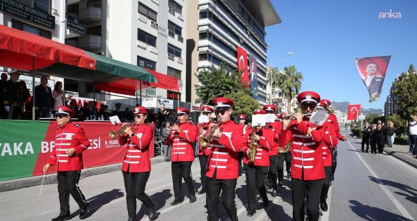 Karşıyaka Belediye Bandosu, mini açık hava konserleriyle yeni yılda da kent