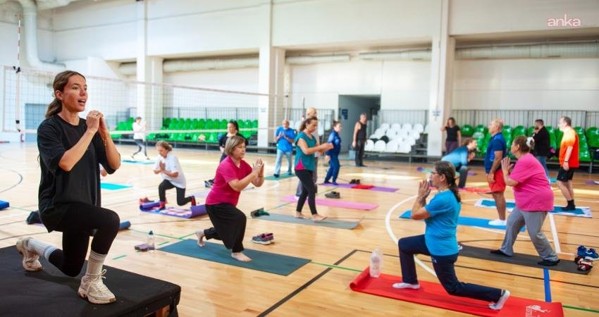 Karşıyaka’da sağlıklı yaşama spor desteği… Karşıyaka Belediyesi, yıl boyunca sürdürdüğü ücretsiz sabah sporu etkinlikleriyle her