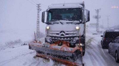 Keçiören Belediyesi, ilçede kar yağışının etkili olduğu noktalarda çalışma yürüttü.