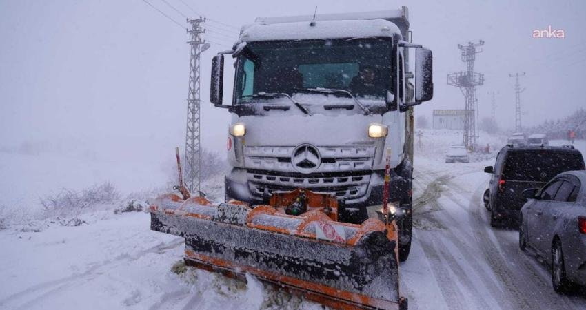 Keçiören Belediyesi, ilçede kar yağışının etkili olduğu noktalarda çalışma yürüttü.
