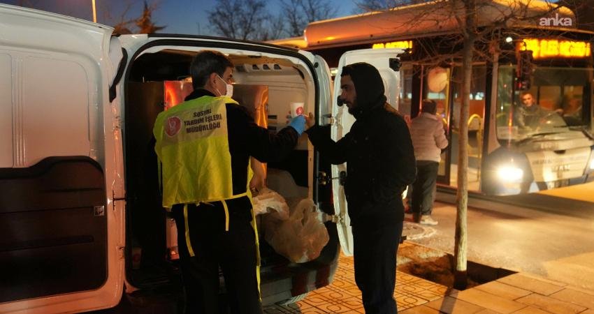 Keçiören Belediyesi’nin sıcak çorba ikramı devam ediyor Keçiören Belediyesi, soğuk havanın etkisini artırdığı bu günlerde sabah erken