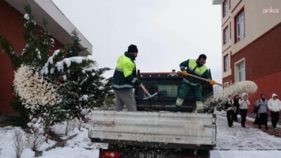 Keçiören Belediyesi ekipleri, kentte gece saatlerinde etkisini artıran kar yağışının