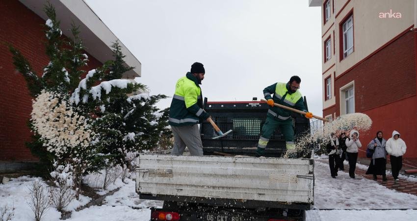 Keçiören Belediyesi ekipleri, kentte gece saatlerinde etkisini artıran kar yağışının