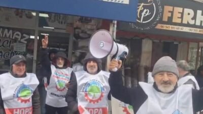 Tüm Emekliler Sendikası üyeleri, Artvin'in Kemalpaşa ilçesi Cumhuriyet Meydanı'nda maaş