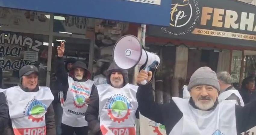 Tüm Emekliler Sendikası üyeleri, Artvin'in Kemalpaşa ilçesi Cumhuriyet Meydanı'nda maaş