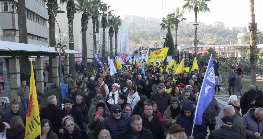 KESK’ten Türkiye genelinde iş bırakma eylemi… İzmir’de SGK İl Müdürlüğü önüne yürüyen kamu emekçileri: Ocak ayından itibaren ek yüzde 20 zam istiyoruz Kamu Emekçileri Sendikaları Konfederasyonu'nun (KESK), ülke genelinde ek zam talebiyle