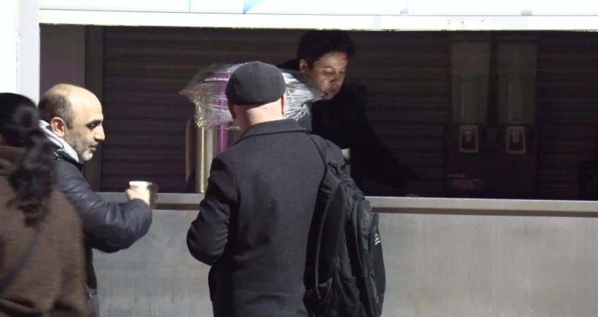 Konak Belediyesi’nden soğuk kış sabahlarında çorba ikramı Konak Belediyesi, soğuk kış sabahlarını çorba ikramıyla ısıtıyor. Dayanışma ve