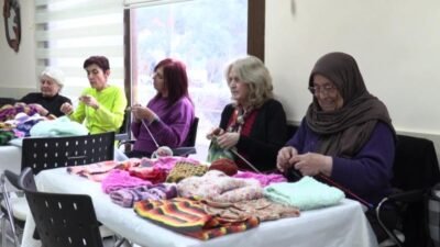  Konak Belediyesi’nin İleri Yaş Sağlıklı Yaşam Merkezi’ndeki Örgü Sınıfı kursiyerleri,