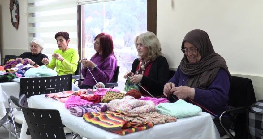 Konak Belediyesi’nin Örgü Sınıfı kursiyerleri, ördükleri berelerle çocukların yüreklerini ısıtıyor Konak Belediyesi’nin İleri Yaş Sağlıklı Yaşam Merkezi’ndeki Örgü Sınıfı kursiyerleri,