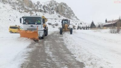 Konyaaltı Belediyesi ekipleri, Antalya’da etkisini gösteren fırtına ve yoğun yağış