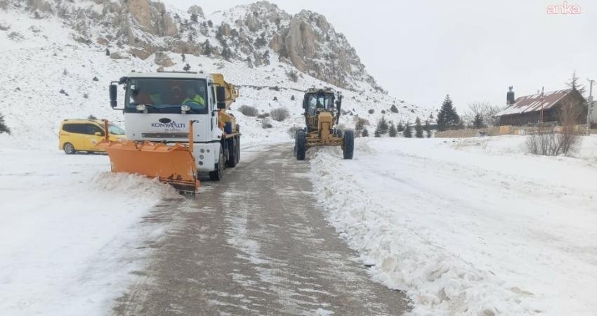 Konyaaltı Belediyesi ekipleri, Antalya’da etkisini gösteren fırtına ve yoğun yağış