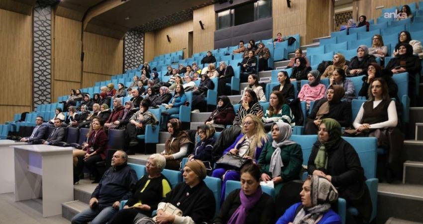 Kütahya’da mikrokredi uygulamaları masaya yatırıldı Kütahya Belediyesi tarafından kadın girişimciliğini desteklemek ve mikrokredi uygulamalarına ilişkin