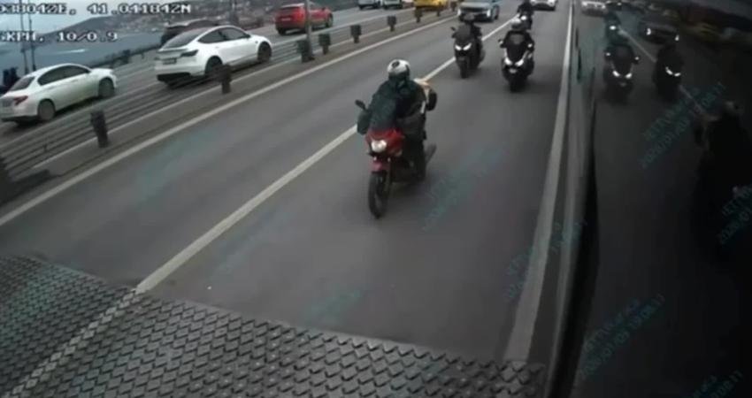 İstanbul’da cumartesi günü etkisini artıran şiddetli lodos, kent genelinde yaşamı