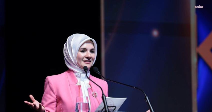 Mahinur Özdemir Göktaş: Doğum ve evlat edinme sonrası yarım zamanlı çalışma hakkı sözleşmeli personeli de kapsayacak şekilde düzenlendi Aile ve Sosyal Hizmetler Bakanı Mahinur Özdemir Göktaş, Sözleşmeli Personel