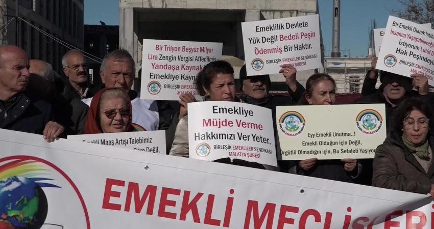 Malatya’da emekliler açlık sınırının altında kalan maaş artışlarını protesto etti Birleşik Emekliler Sendikası Malatya Şubesi ile Emekliler Meclisi Malatya Şubesi,