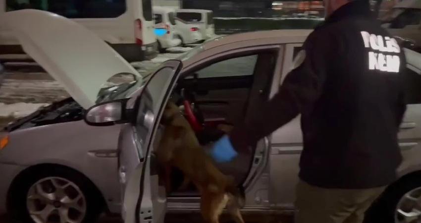 Malatya’da sokak satıcılarına operasyonu: 13 tutuklama Malatya’da sokak satıcılarına yönelik operasyonda yüklü miktarda uyuşturucu ele geçirilirken