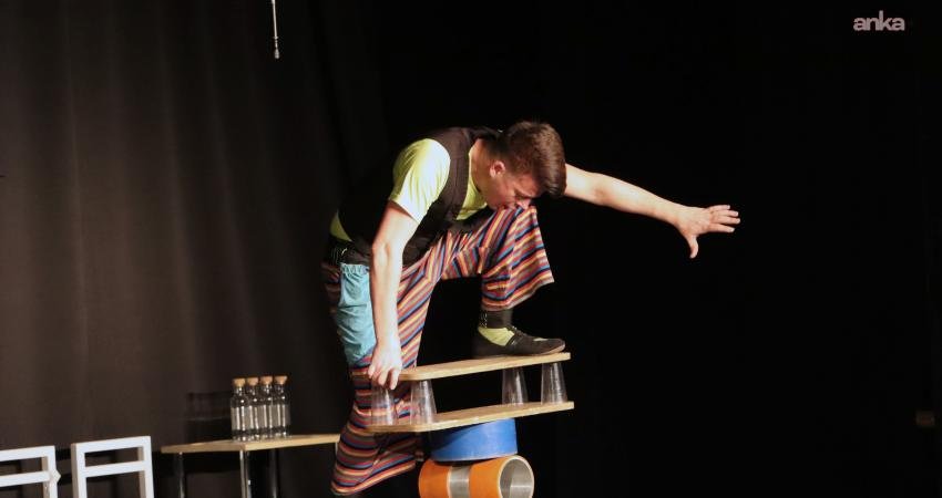 Maltepe Belediyesi’nin düzenlediği “Yarıyıl Çocuk Şenliği” büyük beğeni topladı Maltepe Belediyesi’nin "Yarıyıl Çocuk Şenliği" kapsamında sahne alan "Cambaz Mithat,