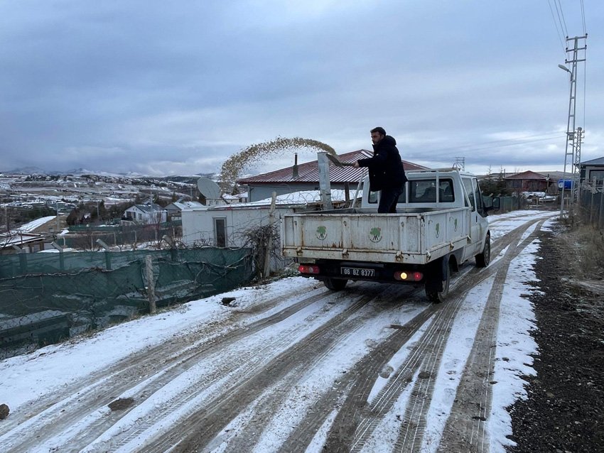 Ankara’ya yağan yılın ilk karıyla birlikte Mamak Belediyesi, ilçe genelinde