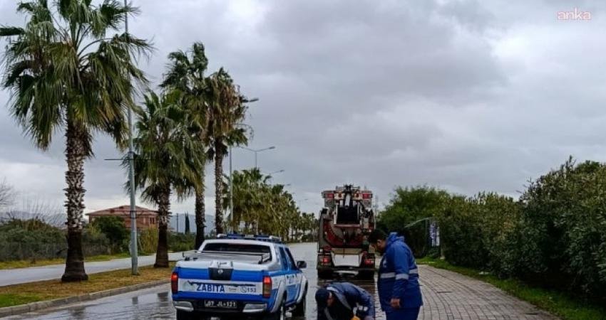 Manavgat Belediyesi ekiplerinden sağanak sonrası yoğun mesai Manavgat Belediyesi, ilçede dün geceden itibaren etkisini sürdüren fırtına ve