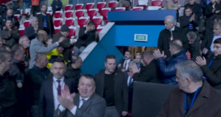 Mansur Yavaş, Ankara Umum Otomobilciler ve Şoförler Esnaf Odası Genel Kurulu’nda konuştu: “Ankara’nın trafik sorunu birlikte çözeceğiz” Ankara Büyükşehir Belediye Başkanı Mansur Yavaş, “Sadece Ankara Büyükşehir Binası'nın