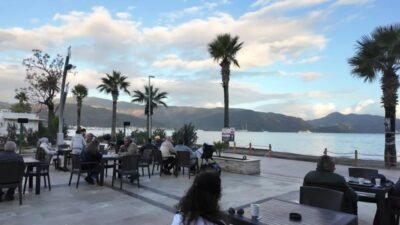 Marmaris Belediyesi tarafından Uzunyalı’da hizmete açılan Halk Plaj Kafe, yaz