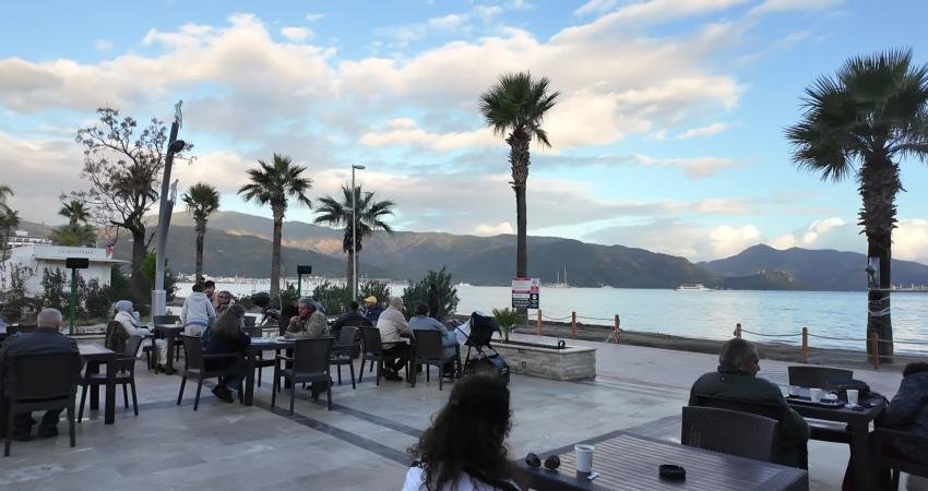 Marmaris Belediyesi tarafından Uzunyalı’da hizmete açılan Halk Plaj Kafe, yaz