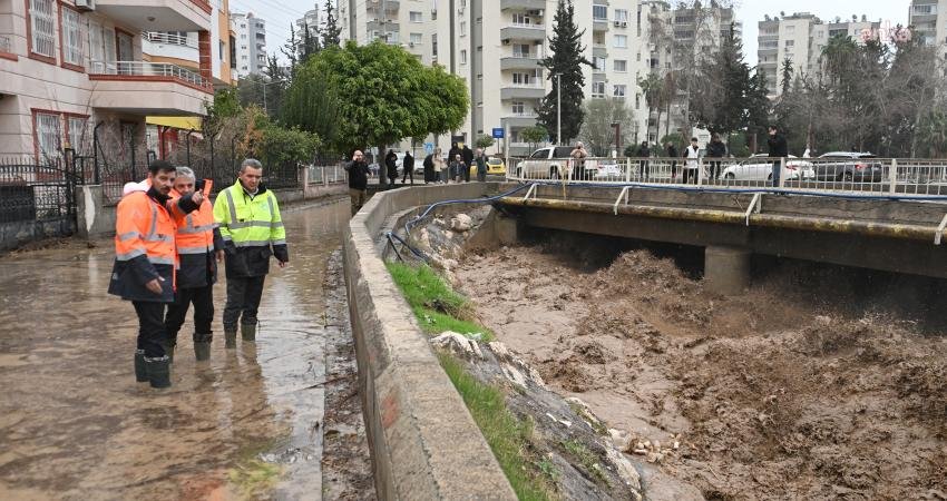Mersin Büyükşehir Belediyesi ve MESKİ ekipleri, sağanak yağış boyunca sahada Mersin’de sabah saatlerinden itibaren etkili olan kuvvetli yağışın neden olduğu