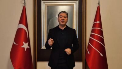 CHP Grup Başkanvekili Murat Emir, Aziz İhsan Aktaş’ın yanındaki resmi iki