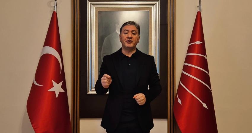 Murat Emir: “Aziz İhsan Aktaş’ın yanındaki resmi iki polis dışında koruma gibi görünen kişiler TMSF’nin kayyum olduğu şirketlerdeki çalışanlar” CHP Grup Başkanvekili Murat Emir, Aziz İhsan Aktaş’ın yanındaki resmi iki